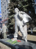 Памятник Ф.Салманову  в Тюмени около Главтюменьгеологии без пьедестала 