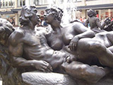 Любовь - на лебедином ложе, фонтан «Брачная карусель», Нюрнберг